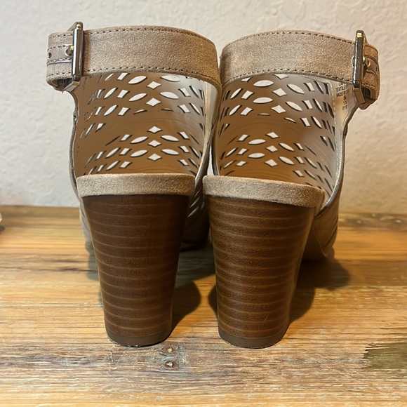 Unisa "Unperle" perforated chunky heel cage sandal size 8 Like New - Picture 5 of 8